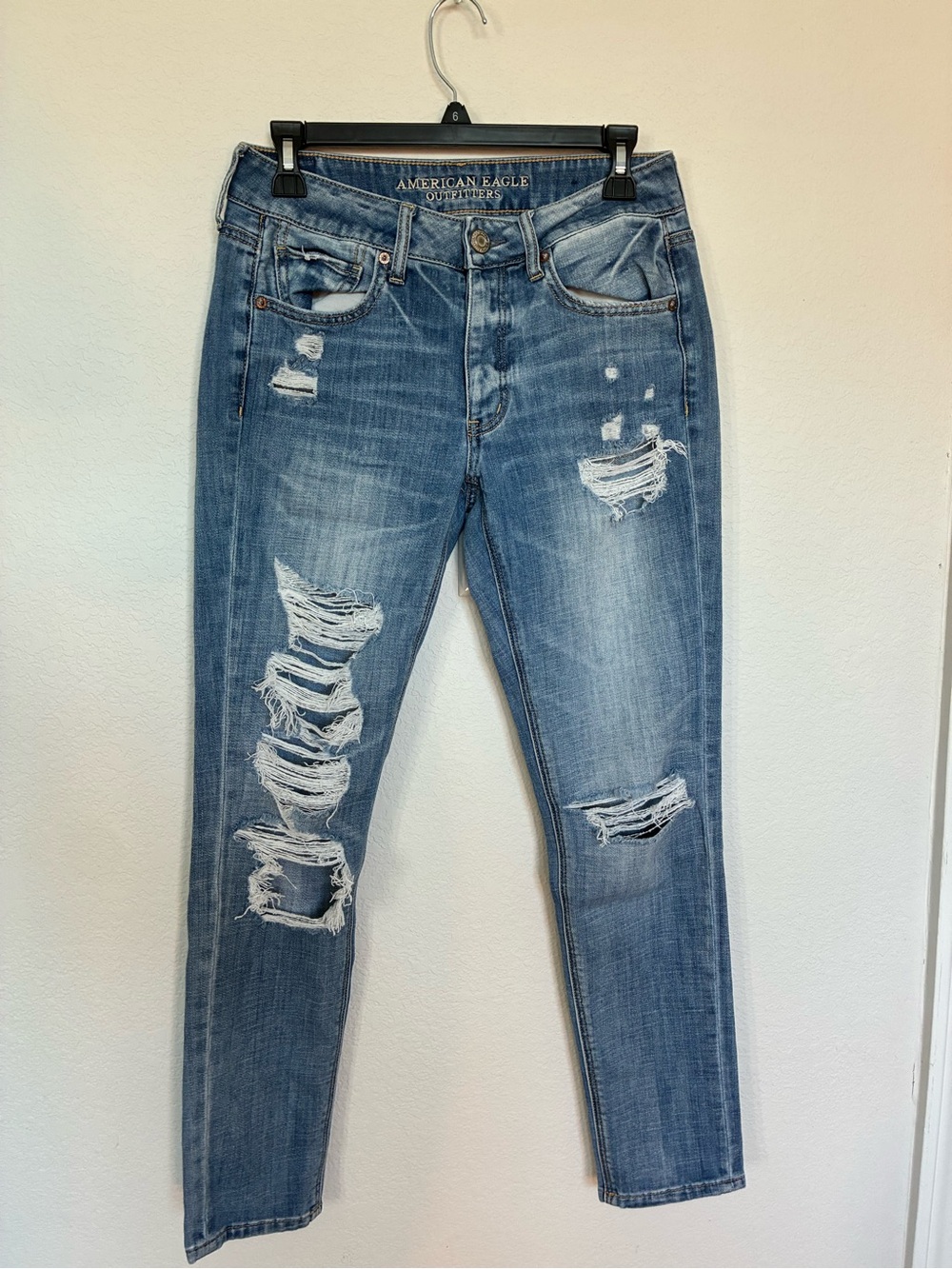 American Eagle Tomgirl Distressed Jeans Light Wash Size 2